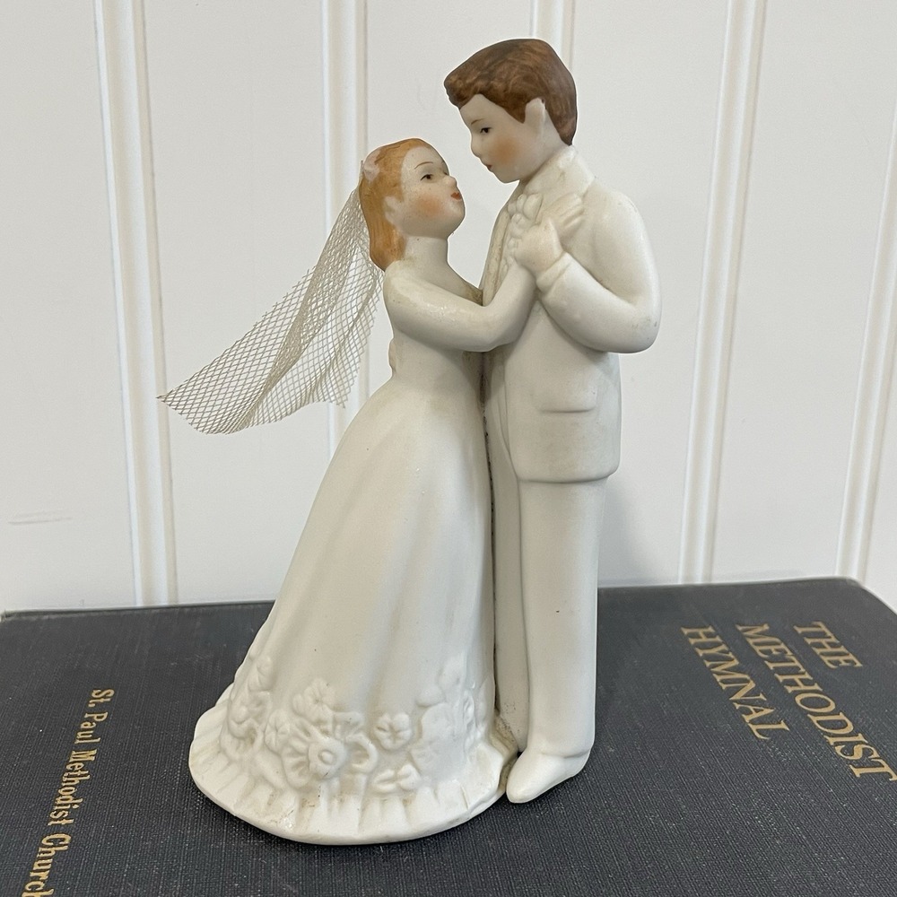Vintage 1985 Lefton China Hand Painted Bride and Groom Figure/Cake‎ Topper Veil